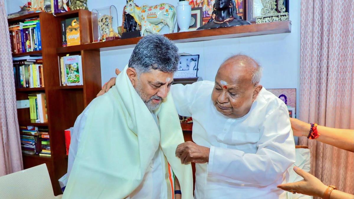 D. K. Shivakumar invites Siddaramaiah, B.S. Yediyurappa, H.D. Deve Gowda to swearing-in ceremony in Bengaluru