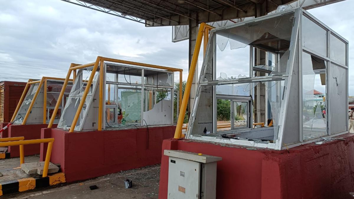 Toll plaza vandalised near Batlagundu in Dindigul district