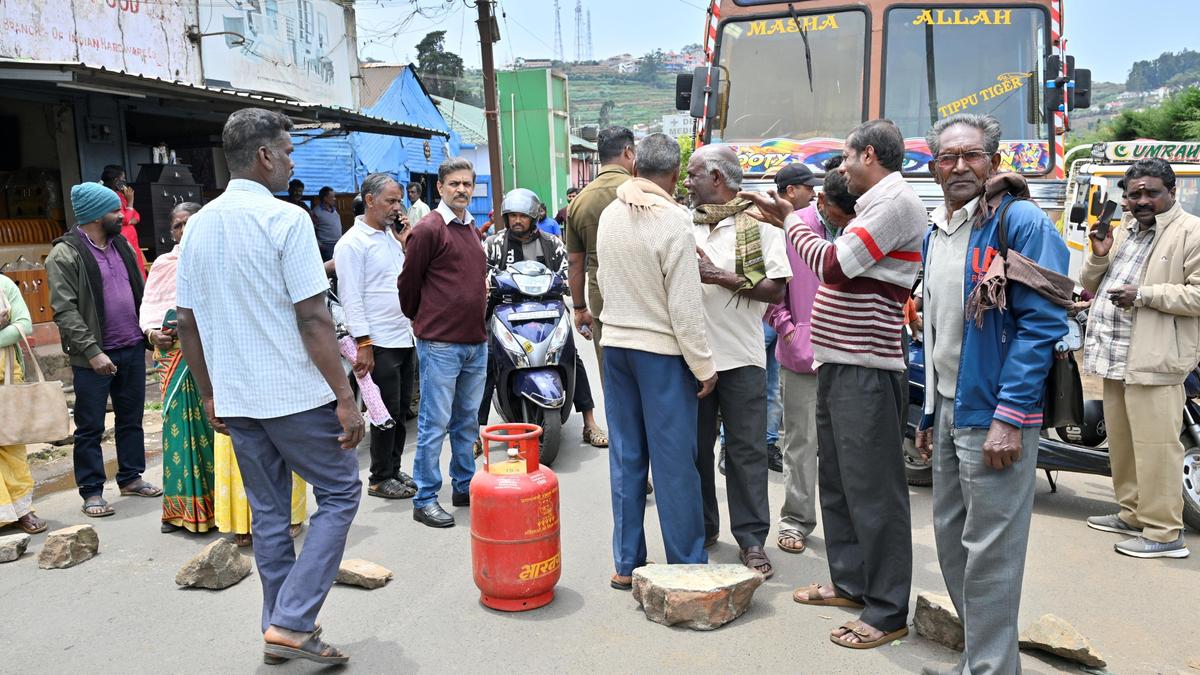 Residents stage protest against LPG distribution agency in Ooty