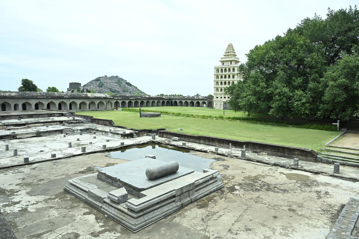 राजगिरी के आधार पर, जिसमें से 800 फीट की चढ़ाई के शीर्ष पर चढ़ते हैं। एक घोड़े के अस्तबल, हरम, कल्याण महल और सत्ता की सीट देख सकते हैं।