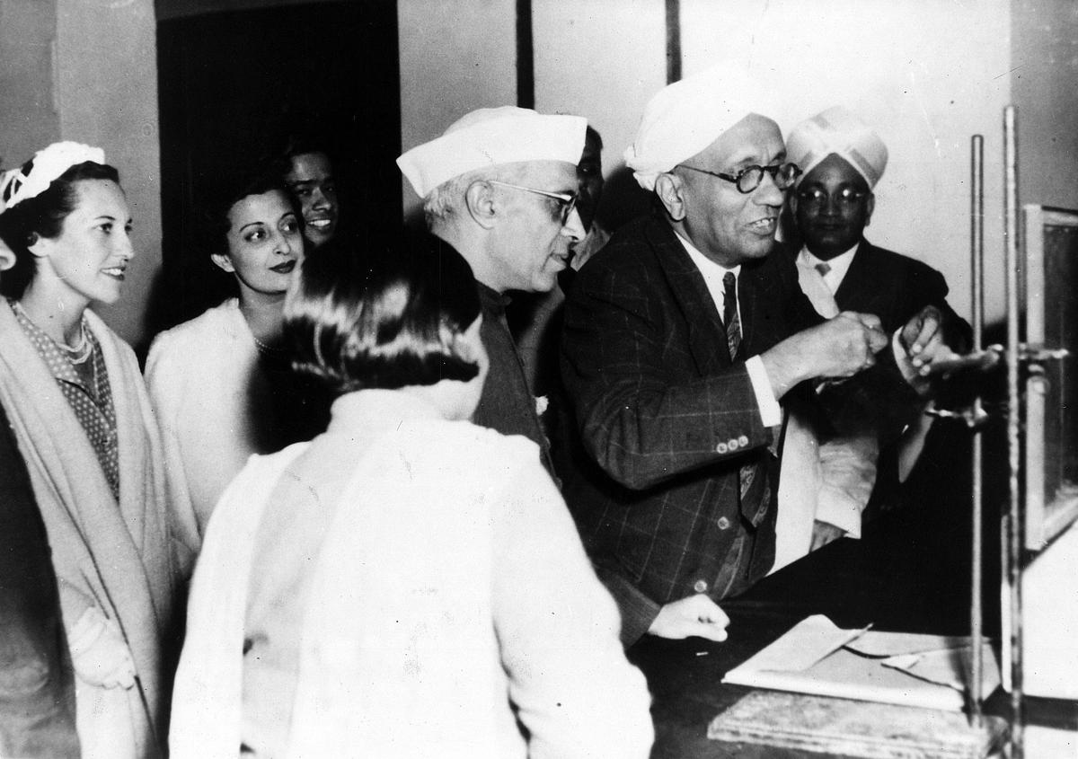 C.V. Raman explaining at his laboratory in Bangalore some aspects of his research work to Prime Minister Jawaharlal Nehru in January 1960.