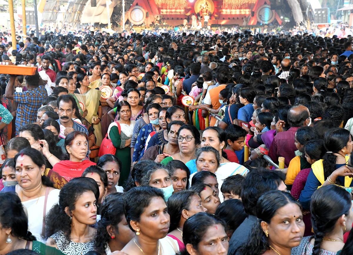 Thousands of devotees waiting for the darshan at the Attukal Bhagavathy Temple in Thiruvananthapuram on Monday.
Thousands of devotees waiting for the darshan at the Attukal Bhagavathy Temple in Thiruvananthapuram on Monday.