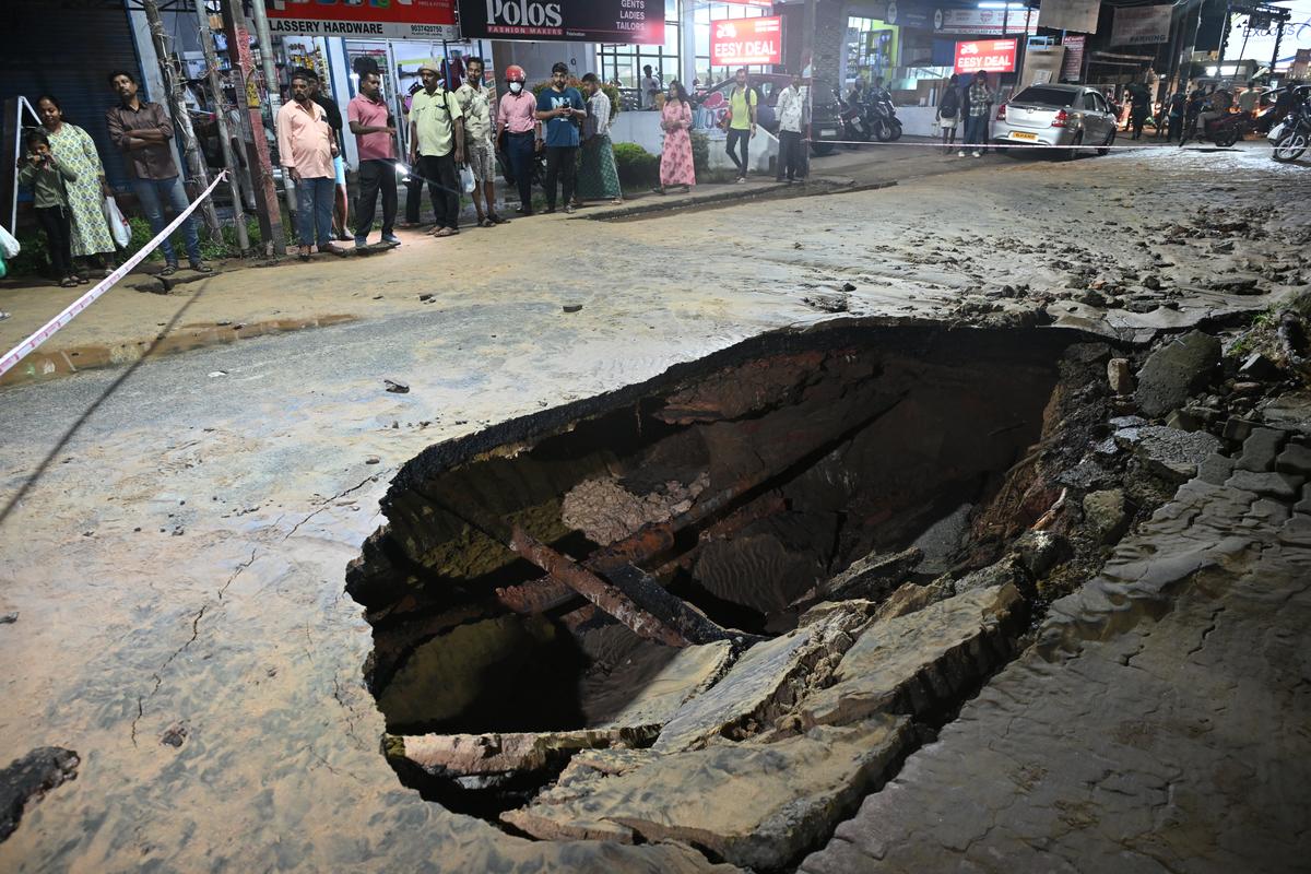Pipeline bursts at Palarivattom disrupts water supply - The Hindu