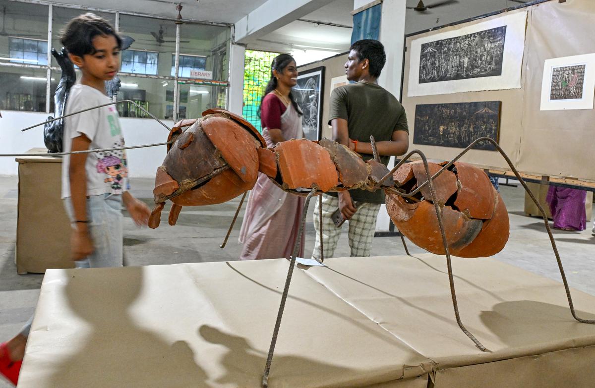 विशाखापत्तनम में वार्षिक बीएफए और एमएफए 2025 प्रदर्शनी - फाइन आर्ट्स विभाग, एयू में स्पेक्ट्रम में प्रदर्शन पर कलाकृतियों के आसपास जाने वाले आगंतुक। विशाखापत्तनम में वार्षिक बीएफए और एमएफए 2025 प्रदर्शनी - फाइन आर्ट्स विभाग, एयू में स्पेक्ट्रम में प्रदर्शन पर कलाकृतियों के आसपास जाने वाले आगंतुक।