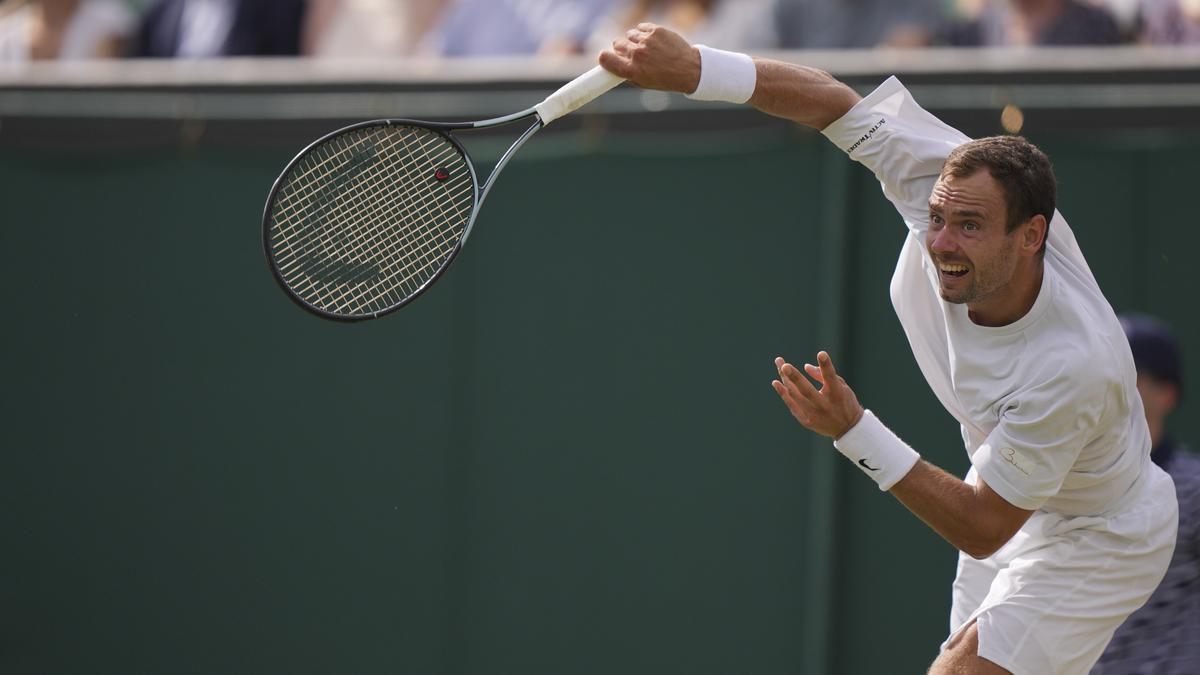 Safiullin continue dream run into Wimbledon quarter-finals