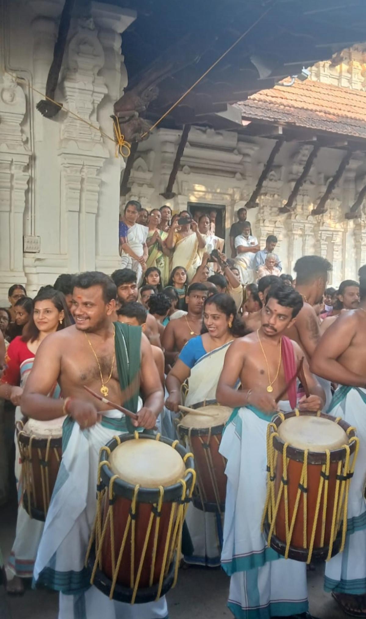 Aswathy and Archana Anoop performing at Thrissur Pooram