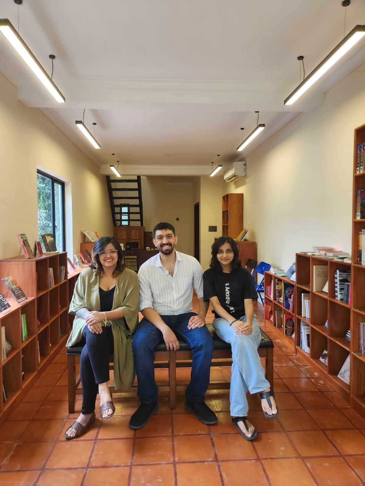 बिलाल जेवेद, अपने दाईं ओर और मिस्बाह, बुकशॉप असिस्टेंट, अपने बाईं ओर एस्वरी द्वारा फ्लैंक किया गया