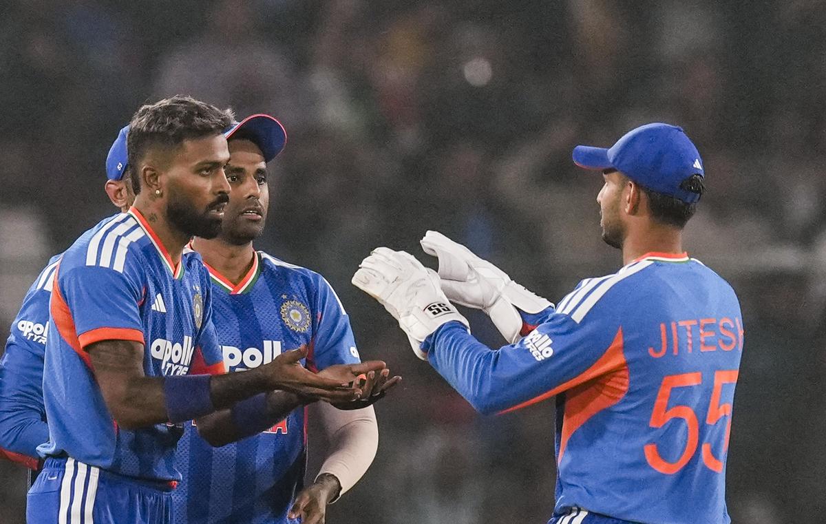 Hardik Pandya celebra con Jitesh Sharma después de tomar el wicket de David Miller de Sudáfrica Hardik Pandya celebra con Jitesh Sharma después de tomar el wicket de David Miller de Sudáfrica