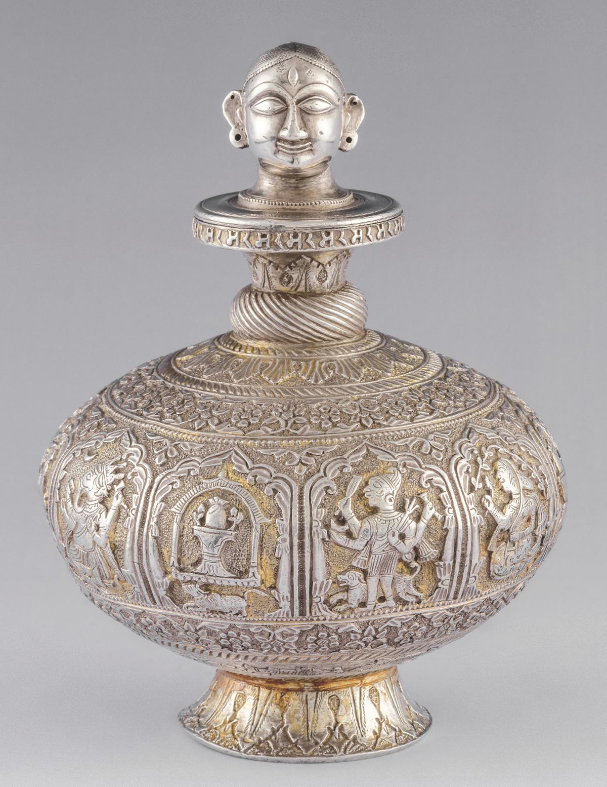 Een waterpot, de Gangajali genaamd, werd gebruikt om water uit de rivier de Ganga op te slaan.  Het deksel dat op de nek wordt geschroefd, heeft een gebeeldhouwd gezicht van de godin Ganga.