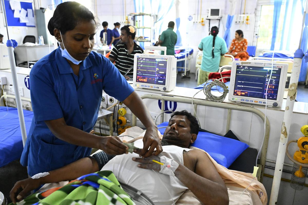 Uno de los heridos recibe tratamiento médico en el Hospital General Dr. Patnam Mahender Reddy en Chevella, distrito de Ranga Reddy, el lunes.