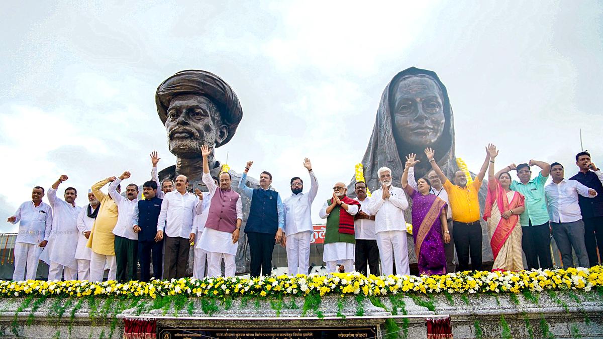 Phule statue: Temporary flex board up, Corporation to put up the entire poem in a few days