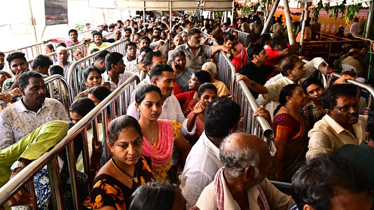 Devotees offer ‘mokku’ to Goddess Durga Devi for keeping them safe during recent floods