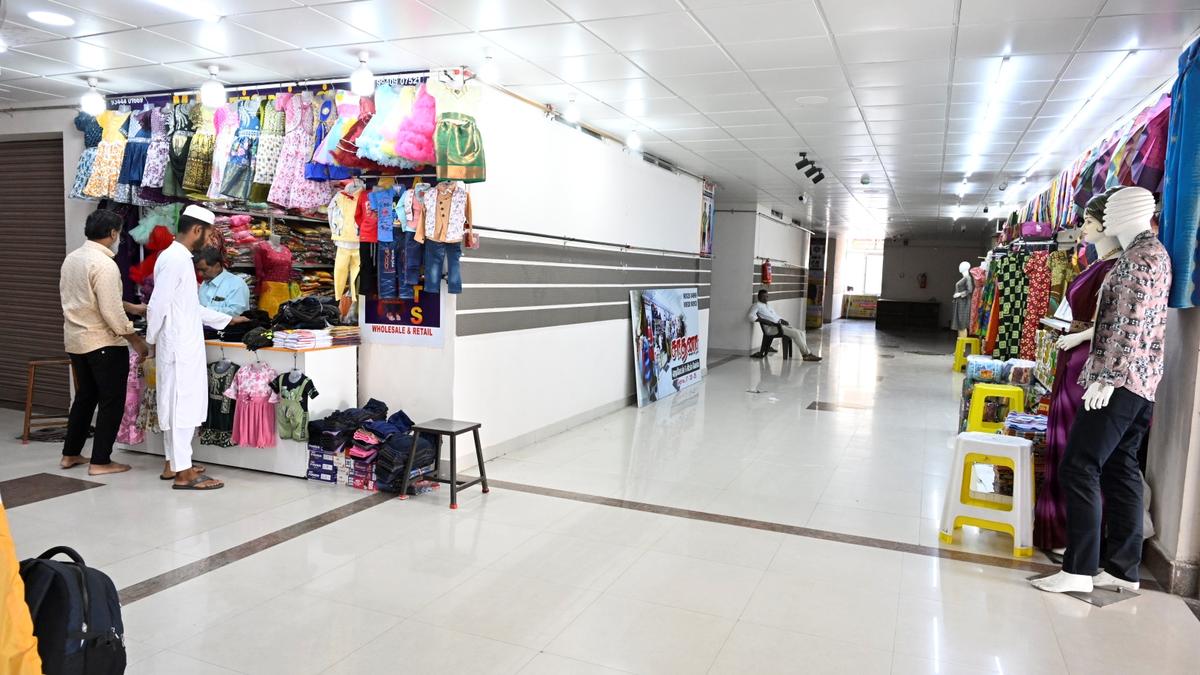 Erode (East) bypoll | Business hit at textile market for Pongal due to cash curb