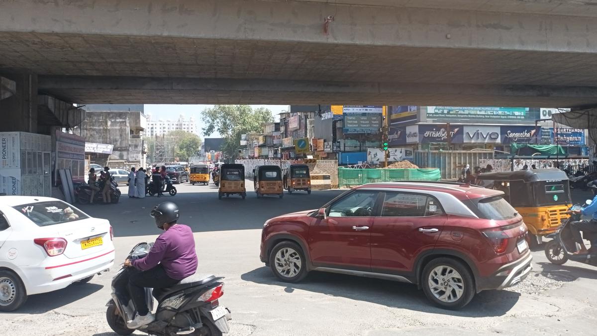Infrastructure issues turn traffic chaotic at Vadapalani junction