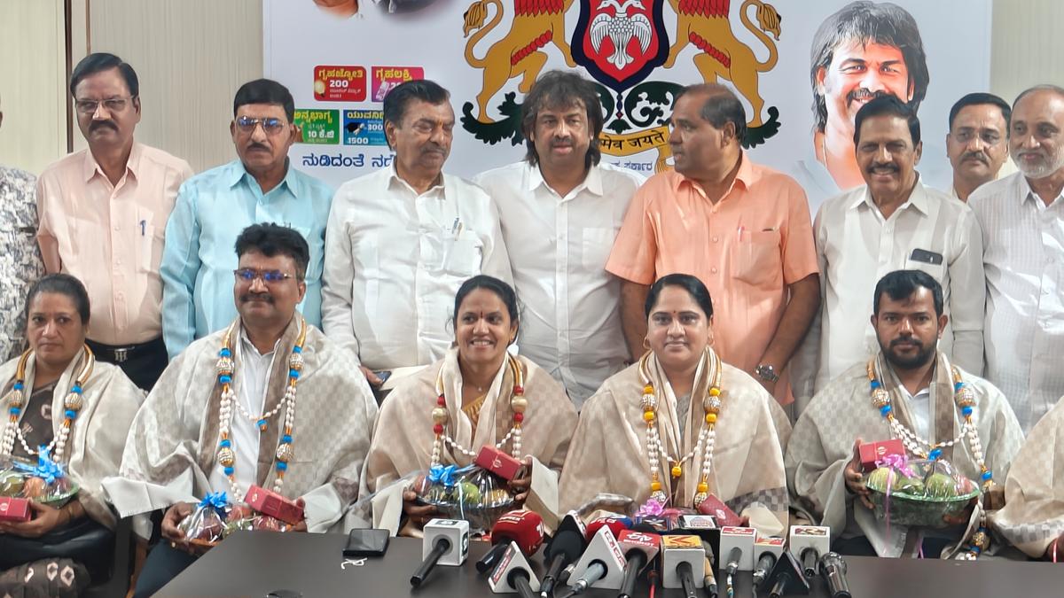 Karnataka Minister Madhu Bangarappa felicitates teachers who completed survey before deadline