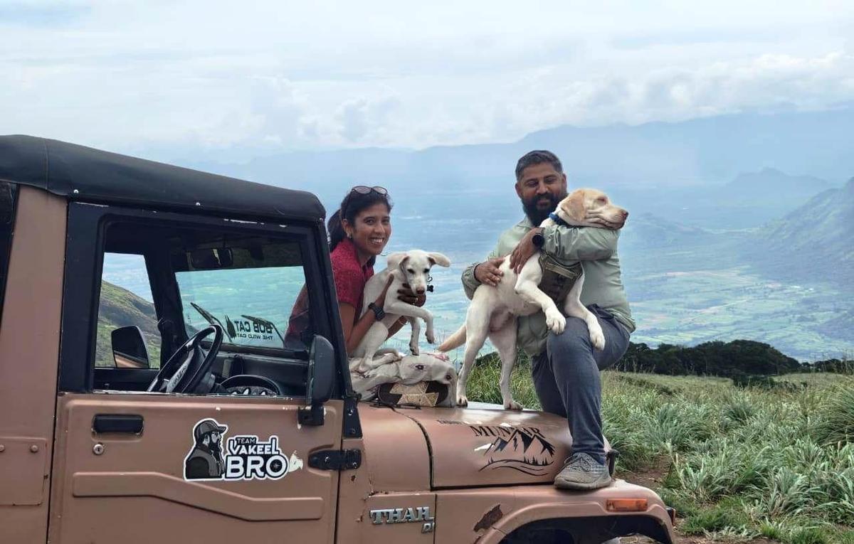 Turisti con i loro animali domestici durante un viaggio fuoristrada a Munnar.
