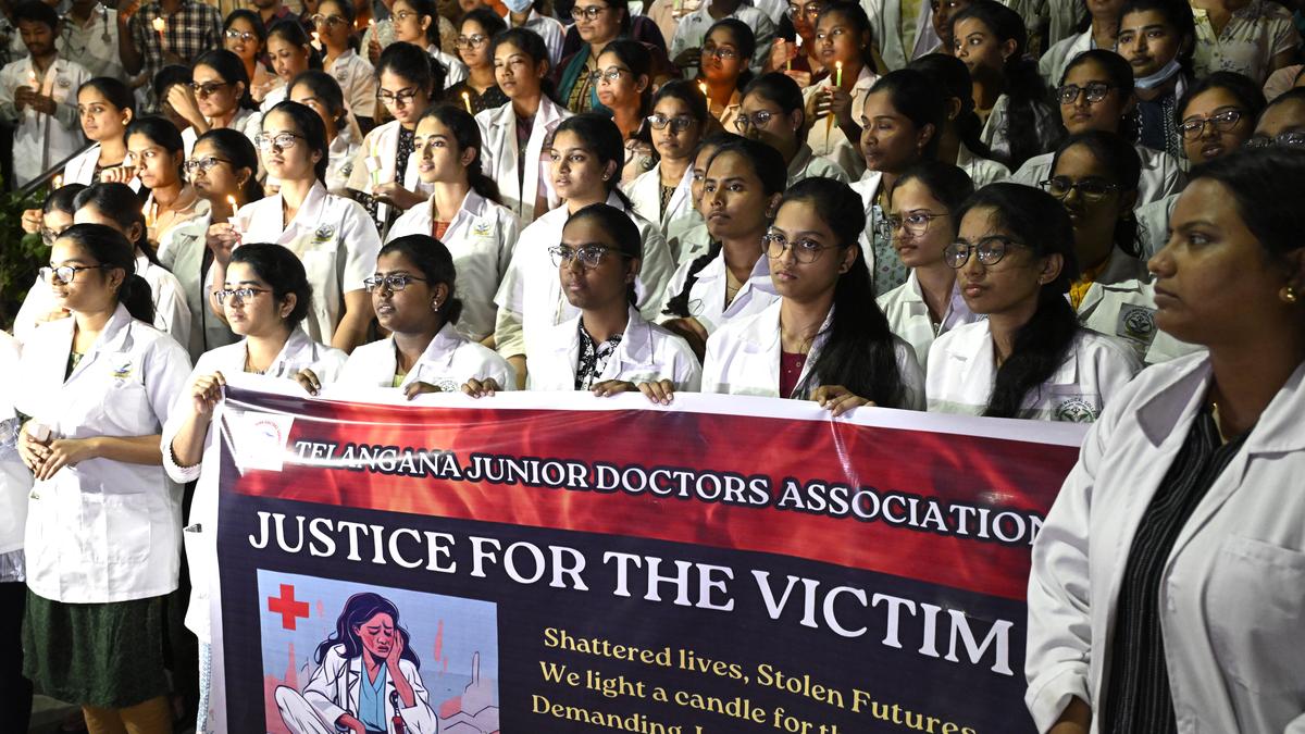 Telangana doctors hold candlelight vigil in solidarity with Kolkata medico’s murder