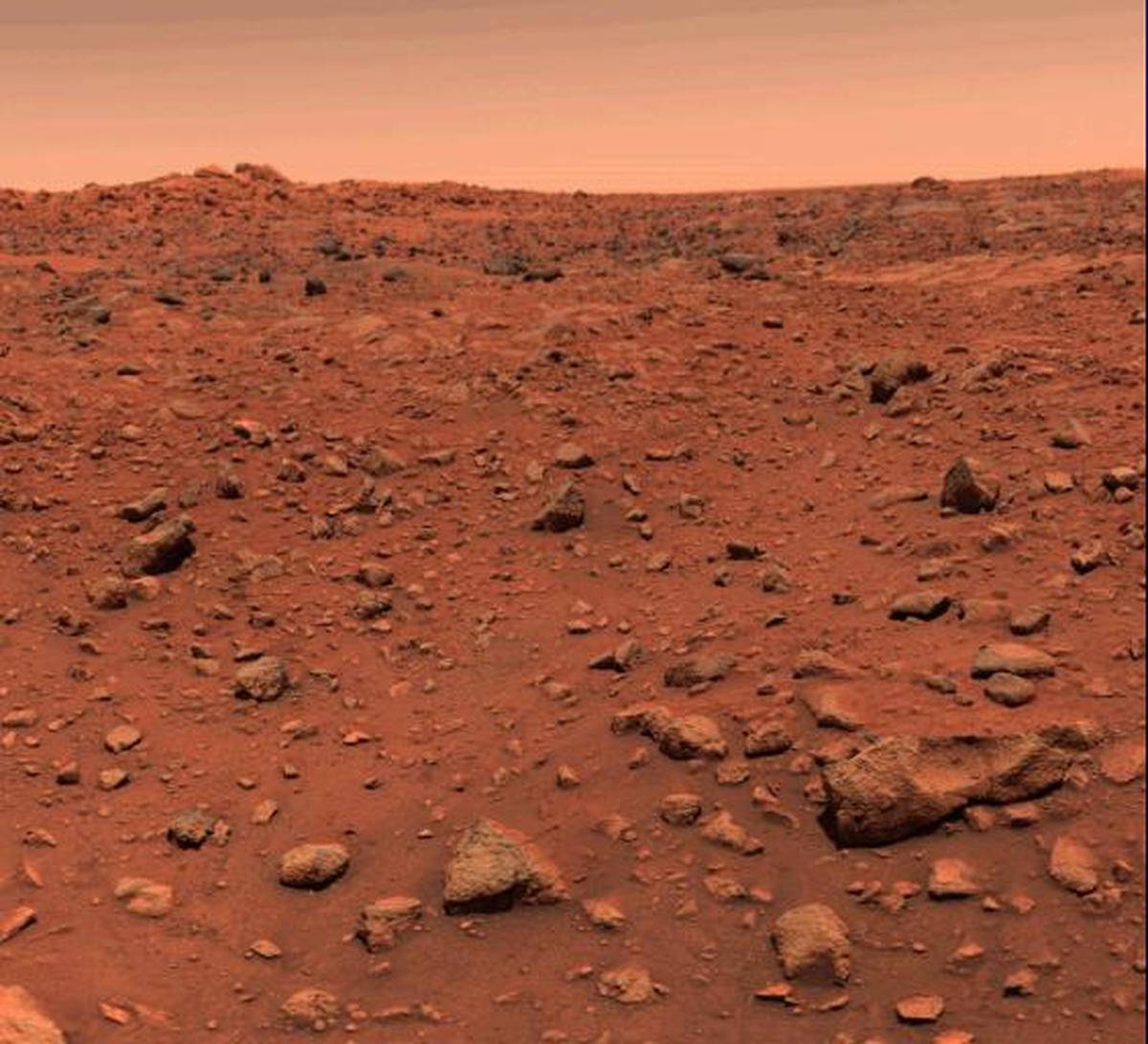 First colour image from Viking 1’s lander. First colour image from Viking 1’s lander.