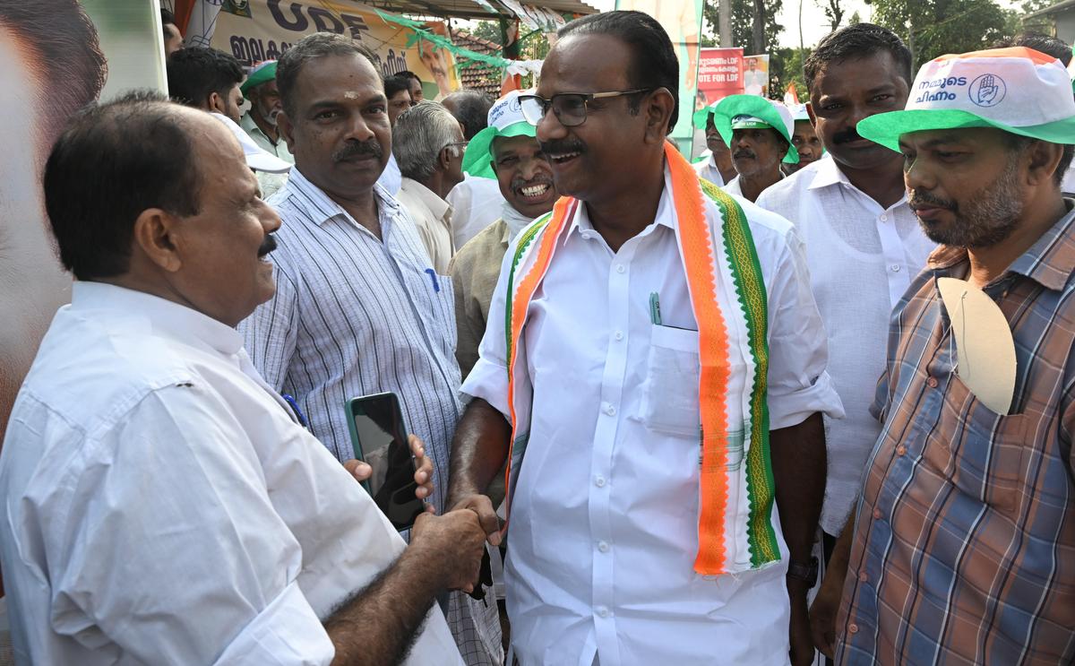 O vice-presidente da UDF, Sajeendran, reunindo-se com os eleitores. 