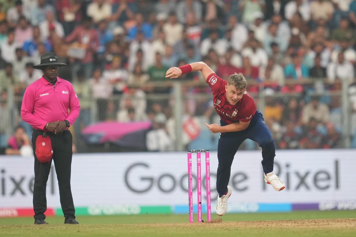 Sam Curran de Inglaterra juega bolos durante el partido de cricket de la Copa Mundial T20 entre Inglaterra y Nepal en Mumbai, India, el domingo 8 de febrero de 2026.