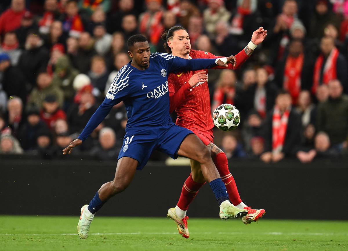 Paris St Germain’s Willian Pacho in action with Liverpool’s Darwin Nunez 