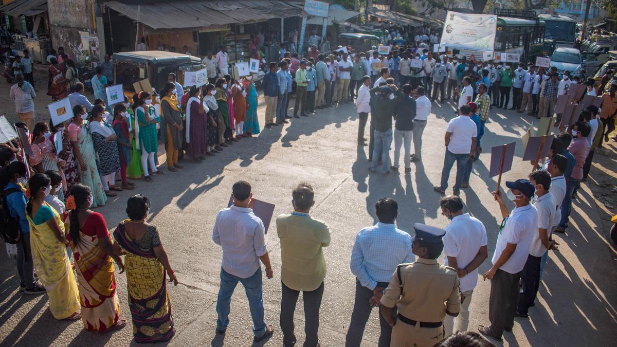 NARL staff for human chain for Swachchata Pakhwada campaign
