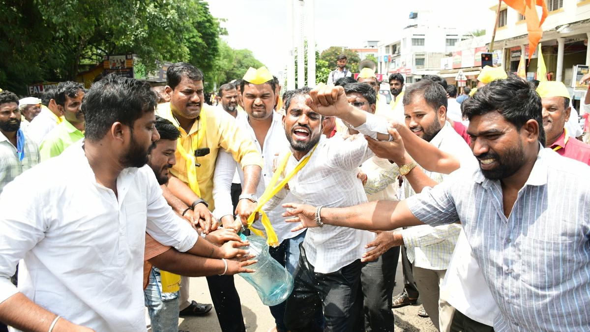 Kuruba Sangha stages protest against show-cause notice to Siddaramaiah