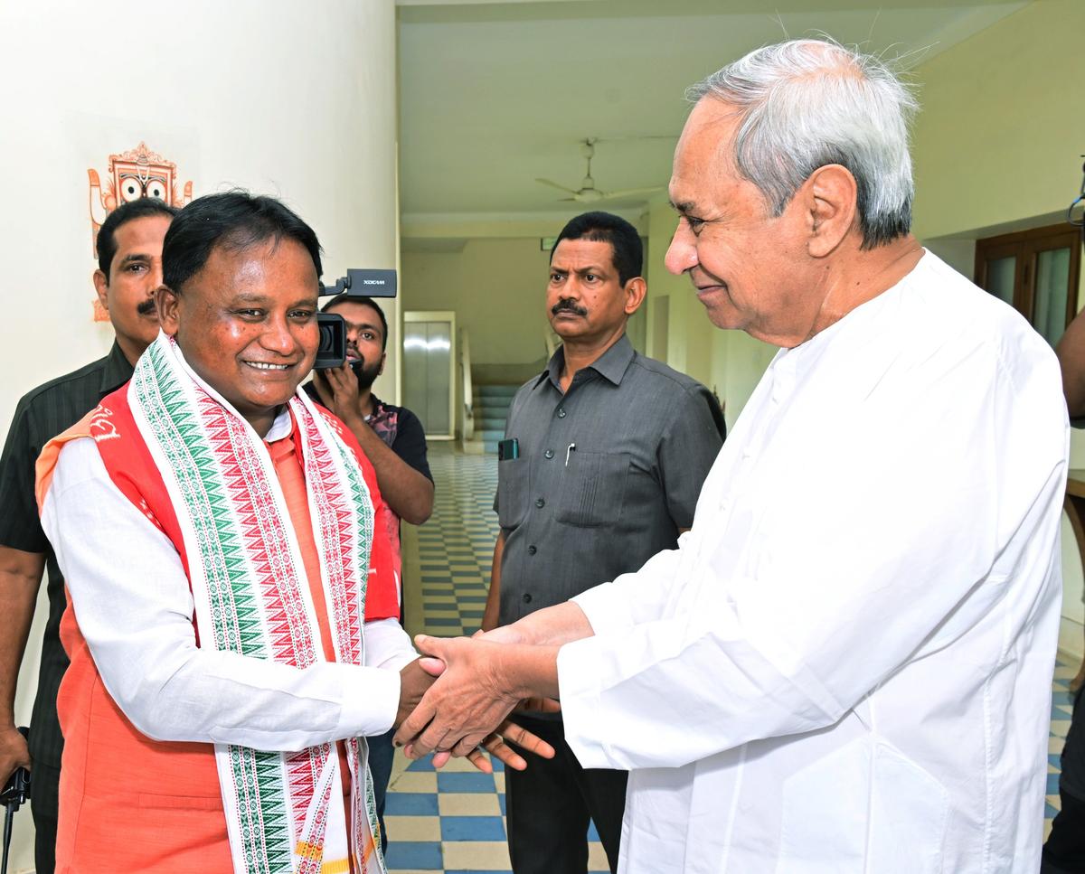 Odisha CM-designate Mohan Charan Majhi meets Naveen Patnaik, invites him to  swearing-in ceremony - The Hindu