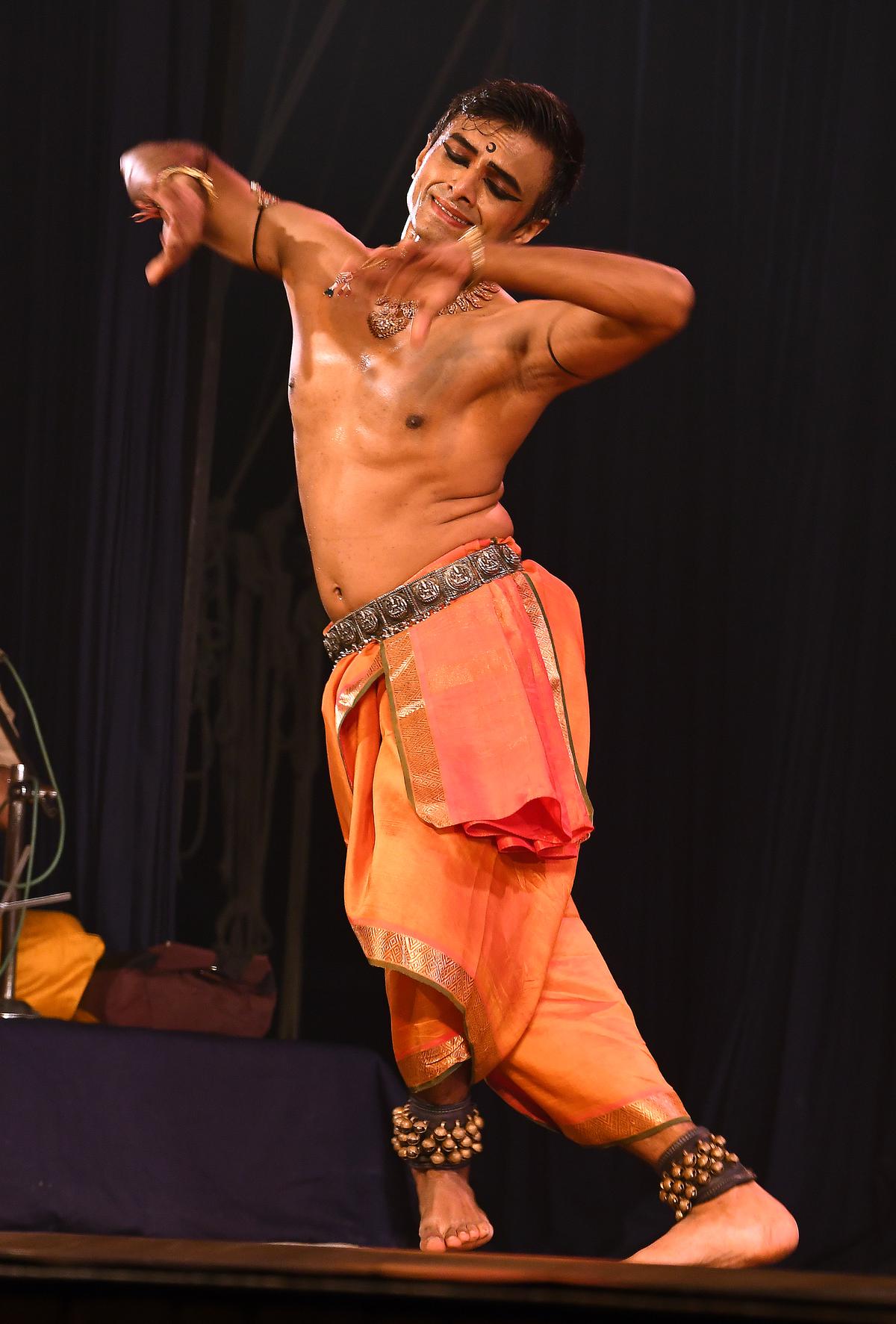Parshwanath Upadhye performing Dasara Mysuru at Natyarangam 2022.