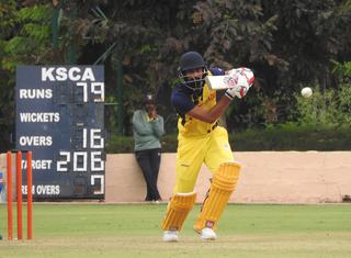 WATCH: Two New Zealand batsmen Joe Carter and Brett Hampton slam