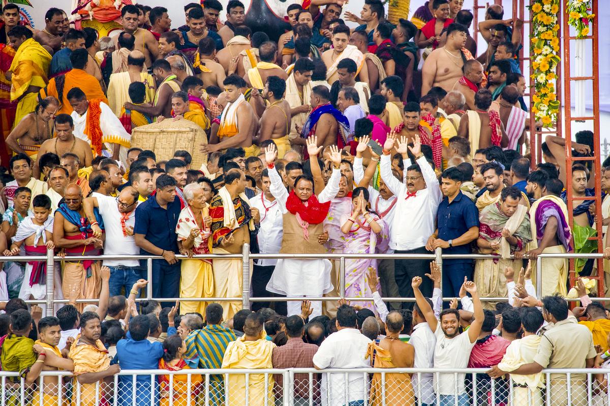 ஒடிசா முதல்வர் மோகன் சரண் மஜி, ஜூன் 11, 2025 புதன்கிழமை பூரியில் உள்ள ஜெகந்நாத் கோயிலில் ஜெகந்நாத், பாலாபத்ரா மற்றும் தேவி சுபத்ரா ஆகியோரின் 'ஸ்னான் பூர்னிமா' சடங்குகளில் கலந்து கொள்கிறார். ஒடிசா முதல்வர் மோகன் சரண் மஜி, ஜூன் 11, 2025 புதன்கிழமை பூரியில் உள்ள ஜெகந்நாத் கோயிலில் ஜெகந்நாத், பாலாபத்ரா மற்றும் தேவி சுபத்ரா ஆகியோரின் 'ஸ்னான் பூர்னிமா' சடங்குகளில் கலந்து கொள்கிறார்.