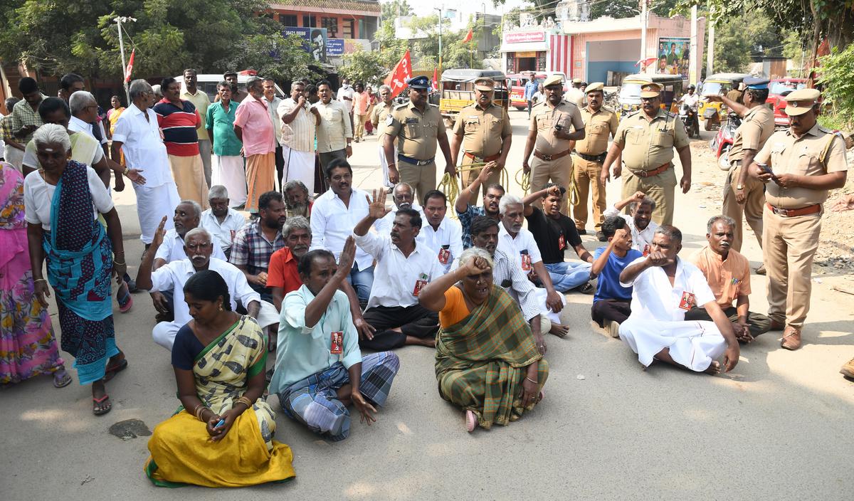 CPI(M) cadre stage road roko demanding better roads in Madurai
