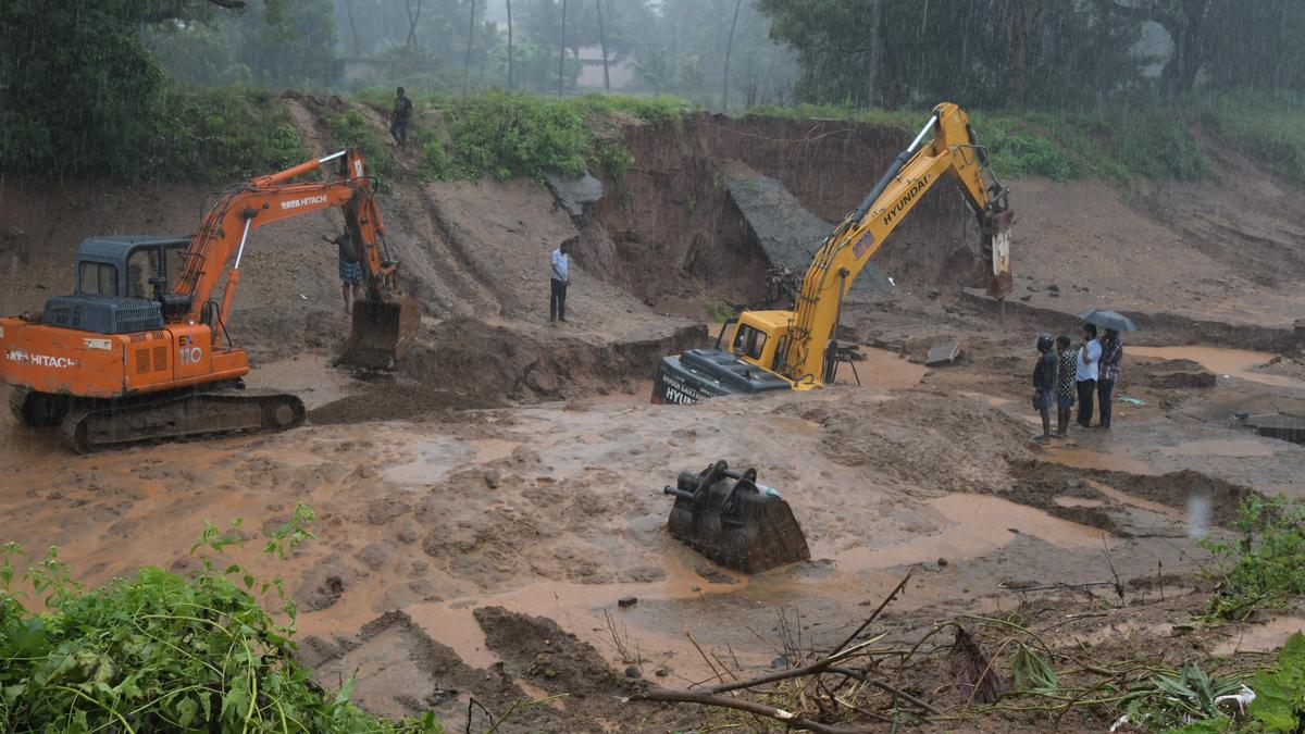 Work begins to plug breach in Lower Bhavani Project main canal in Erode