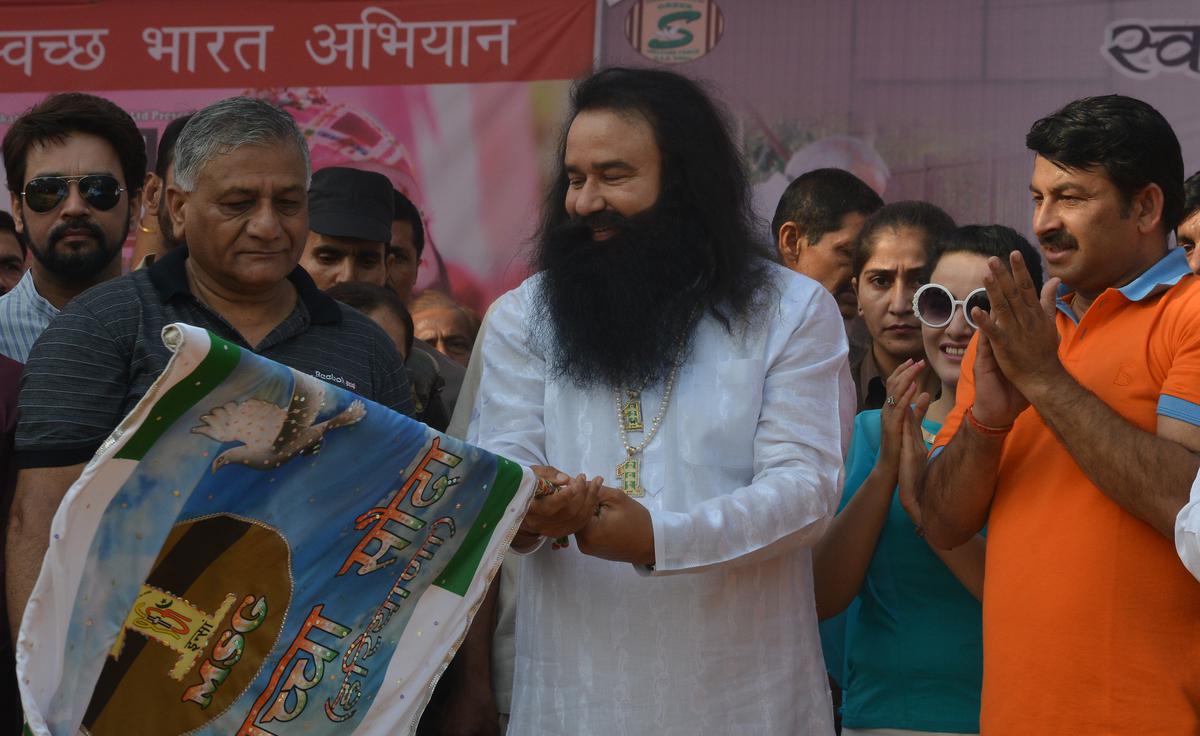 Dera Sacha Sauda chief Gurmeet Ram Rahim Singh with Delhi BJP chief Manoj Tiwari, Union minister V.K. Singh and Anurag Thakur during the launch of Clean Delhi campaign at India Gate in New Delhi in 2017.