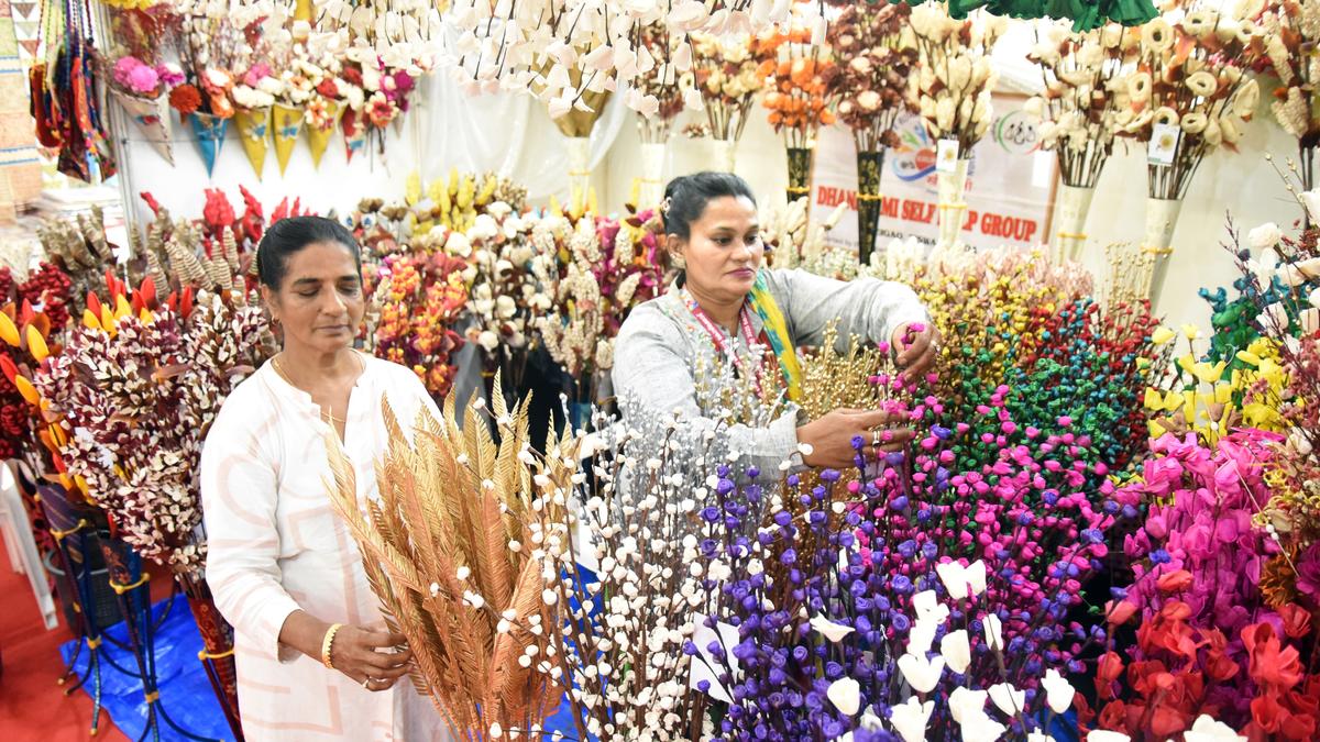 CM inaugurates &lsquo;Ente Keralam&rsquo; expo and National Saras Mela in Kozhikode