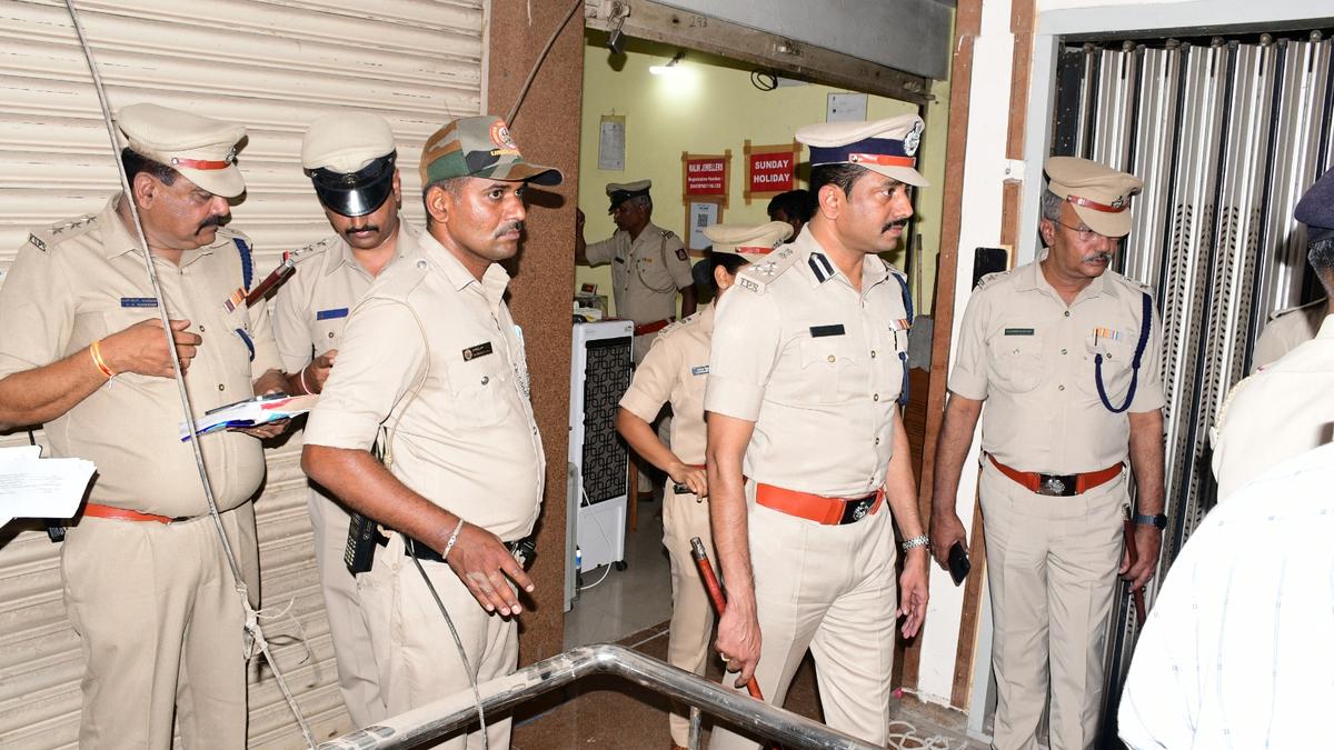Four-man gang takes away gold from Kalaburagi goldsmith at gunpoint