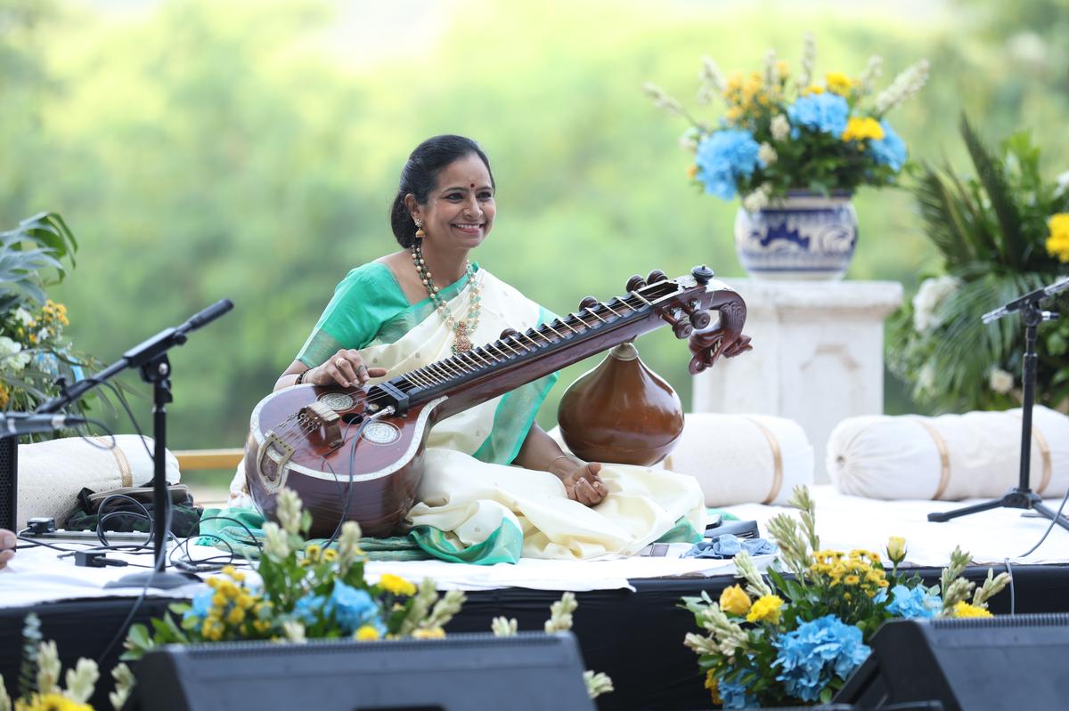 Vainika Jayanthi Kumaresh se apresentando ao ar livre no Fairmont Jaipur.