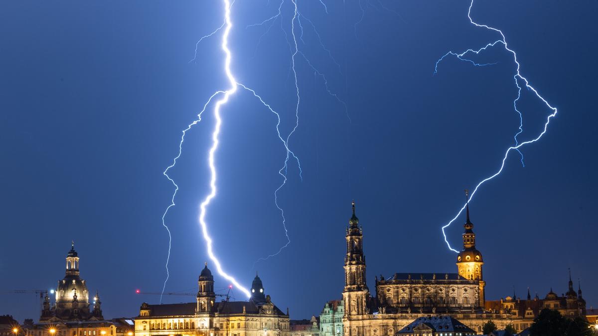 Lightning strikes link weather on earth and weather in space 
Premium