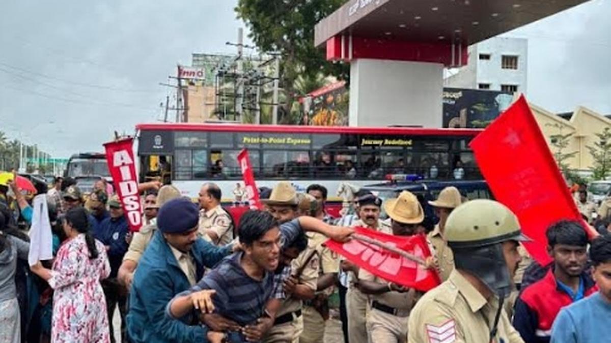 Mixed response to Davangere bandh call seeking abolition of 50% payment quota seats in UBDT College of Engineering