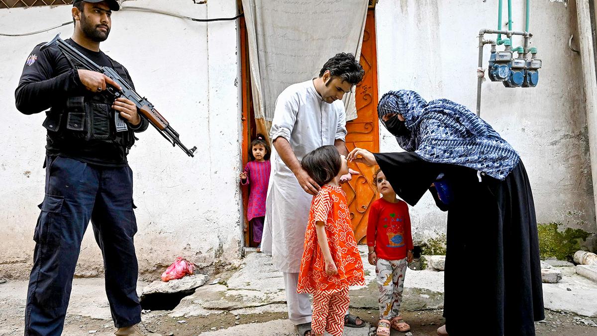 Pakistan anti-polio drive struggles against militants, mistrust