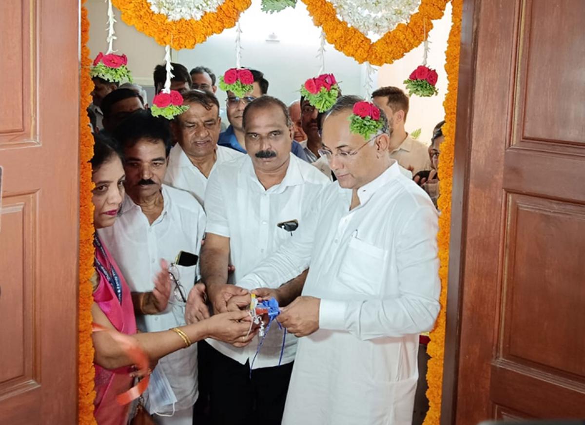 وزیر بهداشت، دینش گاندو رائو، در روز شنبه، 10 فوریه، در حال افتتاح ساختمان جدید مرکز آموزشی موسسه گفتار و شنوایی سراسر هند، میسورو.