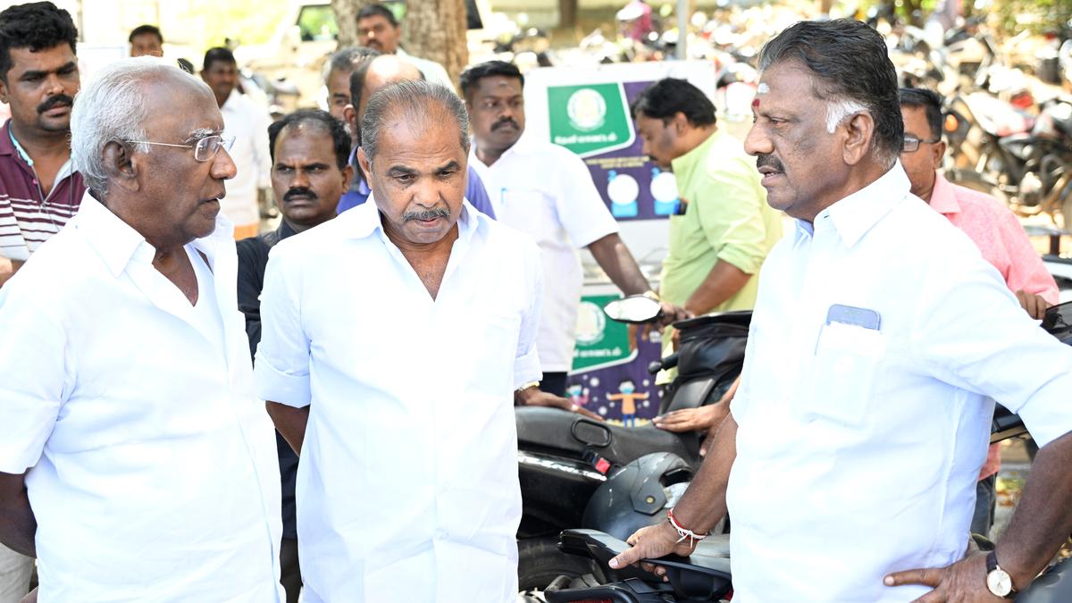 OPS waits for about 30 minutes to receive TTV Dhinakaran and wins hearts