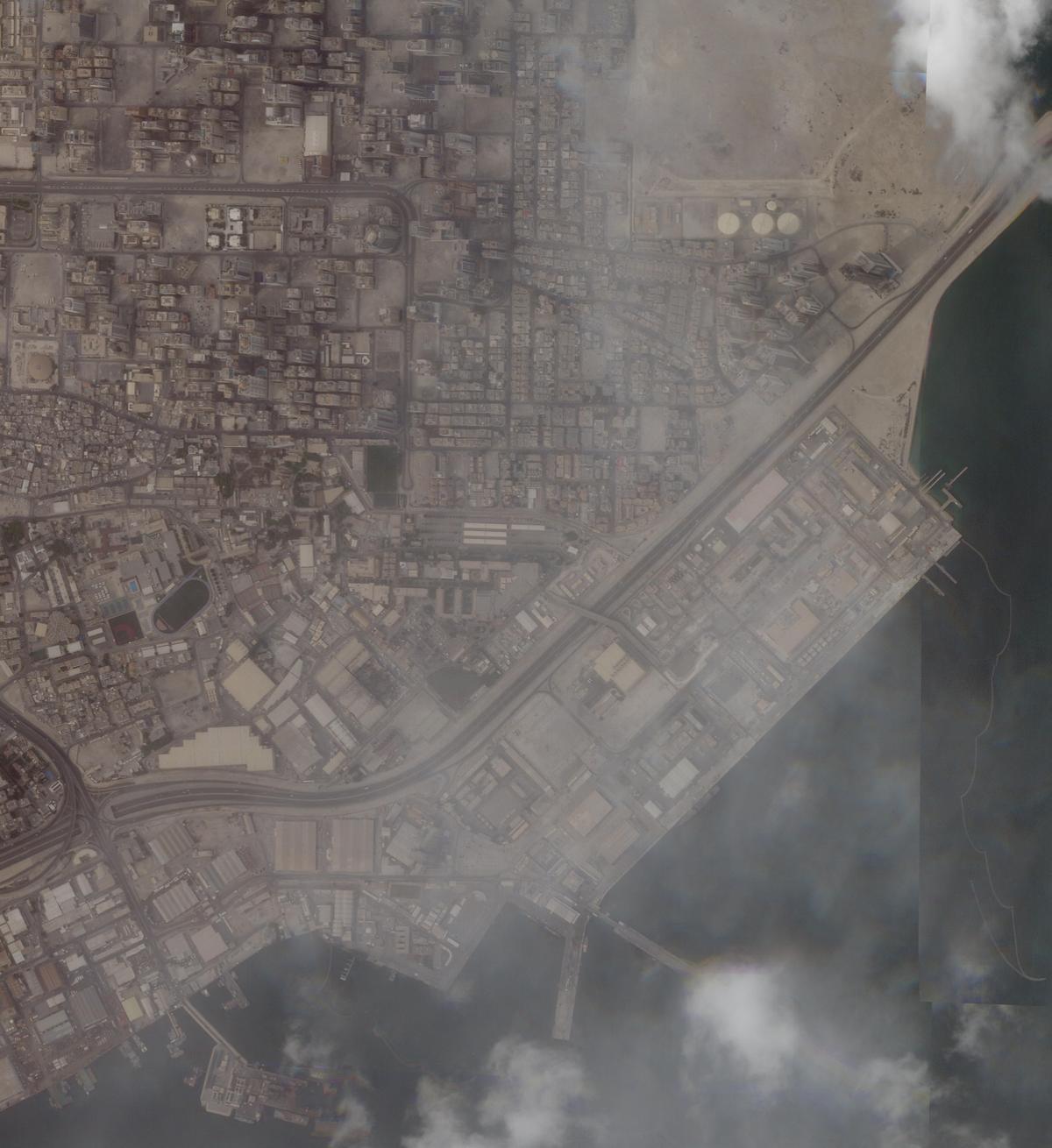Un'immagine satellitare mostra il fumo che si alza dalla base navale della Quinta flotta statunitense, dopo gli attacchi iraniani, a Manama, Bahrein, 1 marzo 2026. 2026.
