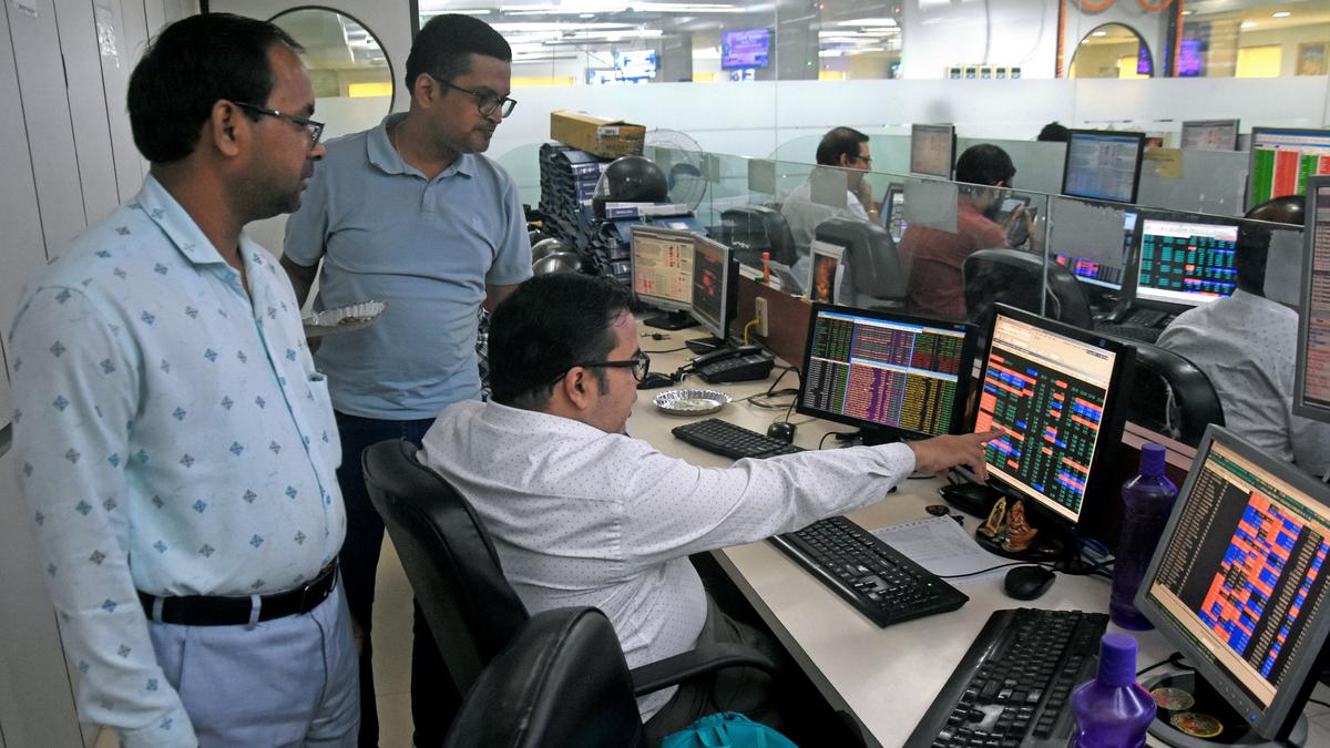 Markets quote flat after positive beginning in highly volatile trade