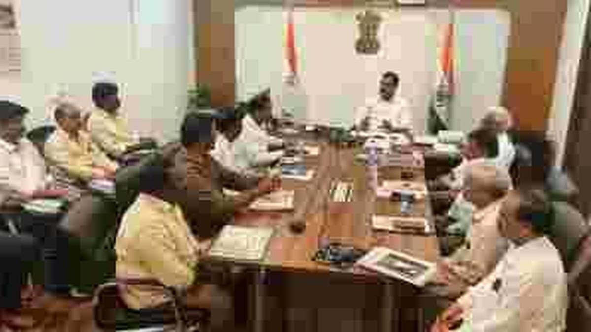 APSRTC unions oppose privatisation of electric bus operations