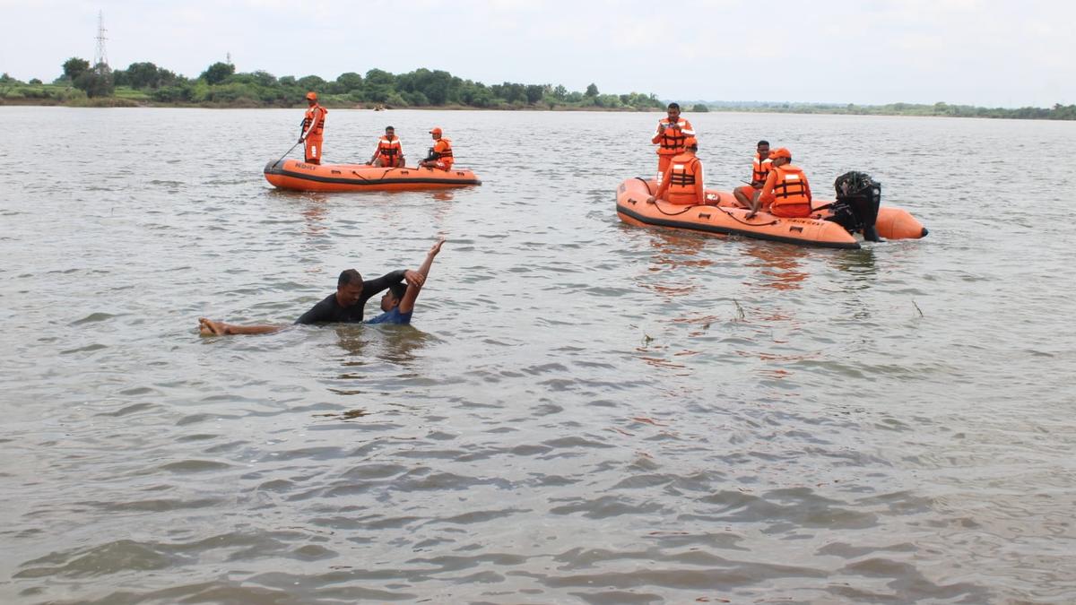 Drill&nbsp;on banks of Bhima river in Kalaburagi district of Karnataka to assess&nbsp;preparedness for tackling flood
