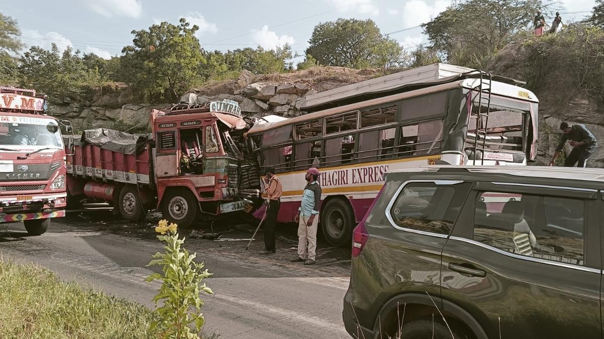 8 from Bengaluru killed, 30 injured in a road mishap near Chittoor in Andhra Pradesh