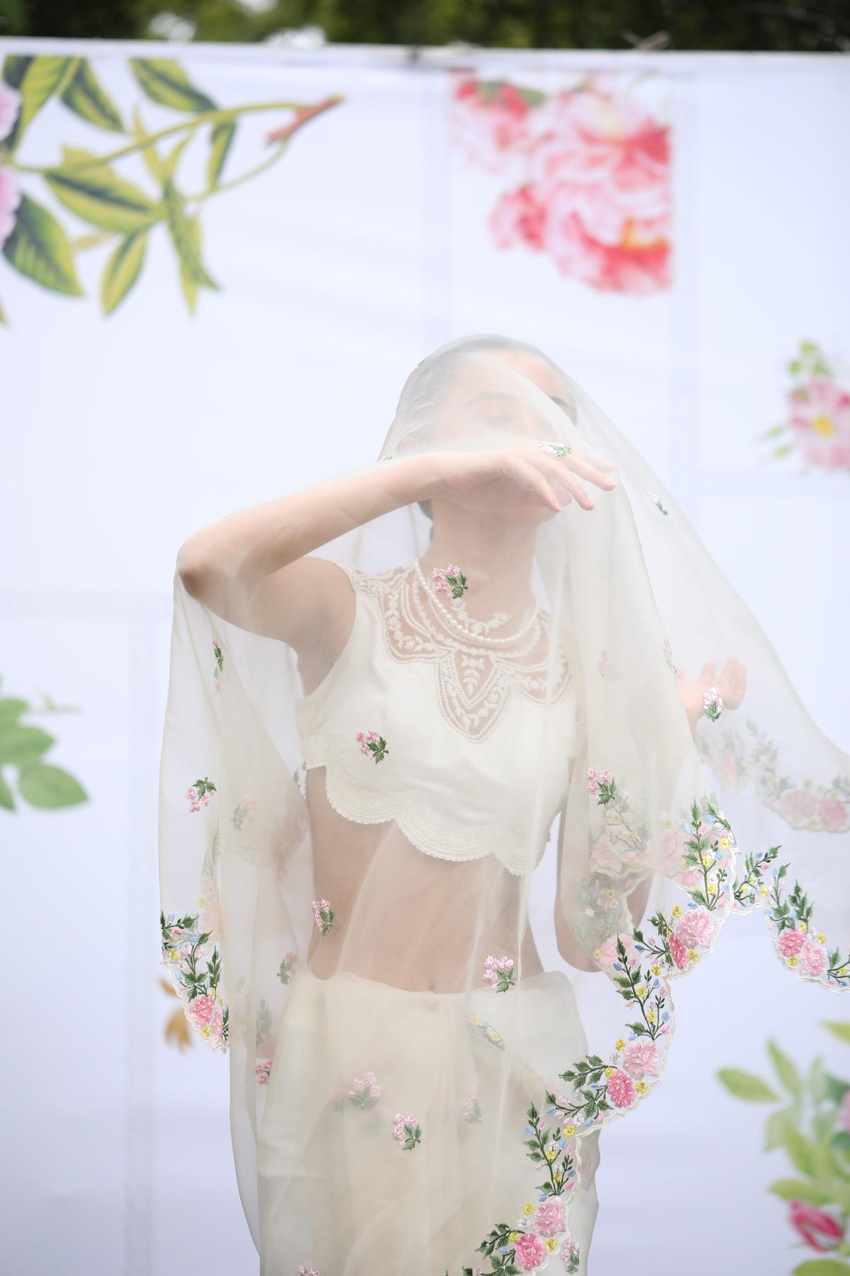 A linha de casamento de verão de Archana Rao inclui tecidos mais leves com enfeites mínimos
