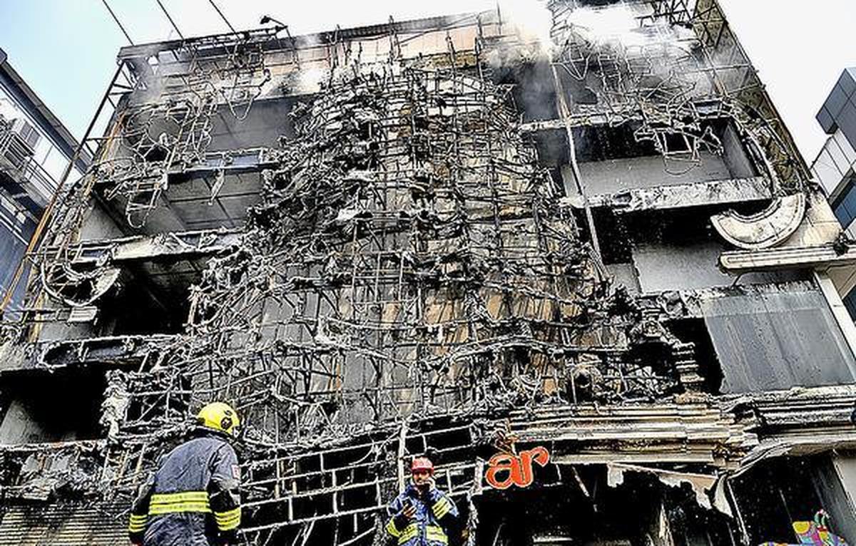 हैदराबाद के जुबली हिल्स में रोड नंबर 36 पर भीषण आग के दौरान कार्रवाई करते अग्निशामक। हैदराबाद के जुबली हिल्स में रोड नंबर 36 पर भीषण आग के दौरान कार्रवाई करते अग्निशामक।