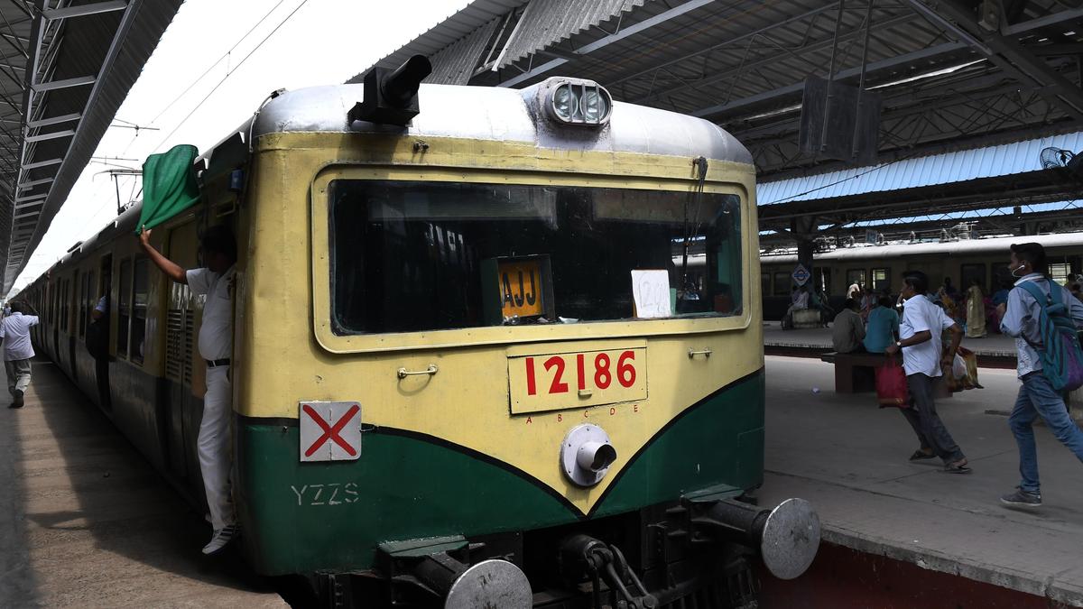 https://th-i.thgim.com/public/incoming/wikx8d/article70996786.ece/alternates/LANDSCAPE_1200/12_CAR_RAKE_EMU_SERVICE_TRAIN_INTRODUCED_MMC_TO_AJJ_01.jpg